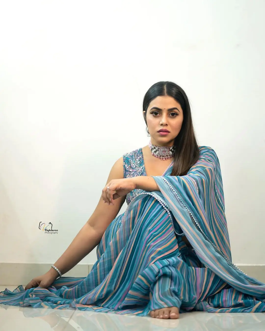 SHAMNA KASIM IN BEAUTIFUL JEWELLERY BLUE SAREE SLEEVELESS BLOUSE 8